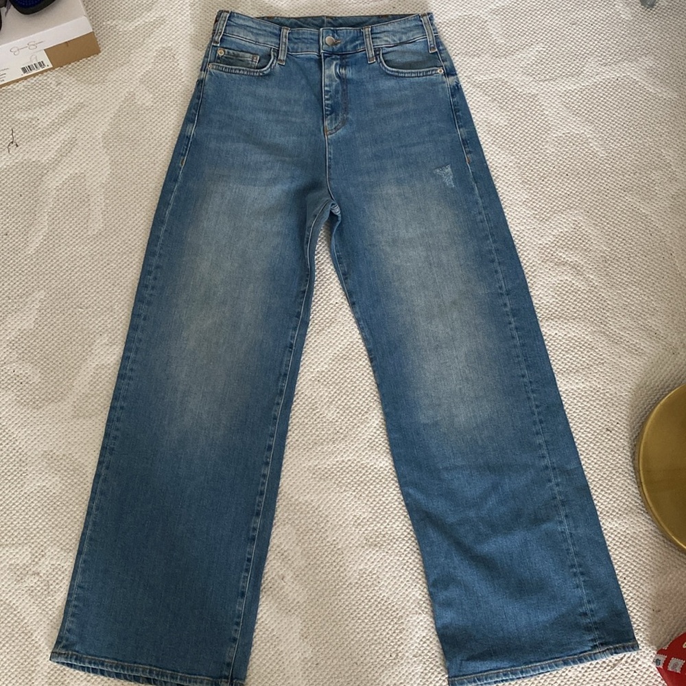 Emporio Armani Blue Flare Wide Leg Jeans
Medium washed High Rise Size 29 - Picture 7 of 17